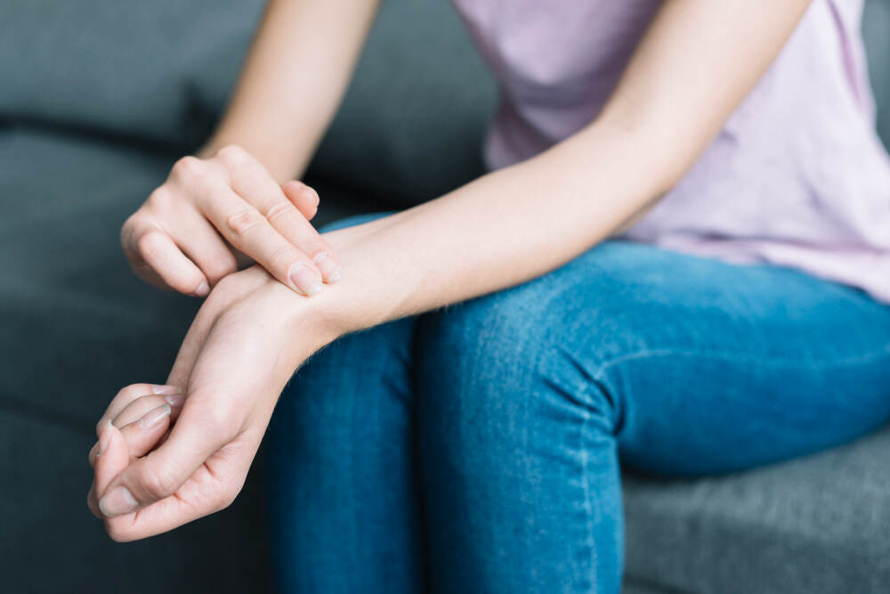 Treatment-of-itching-hands-and-feet